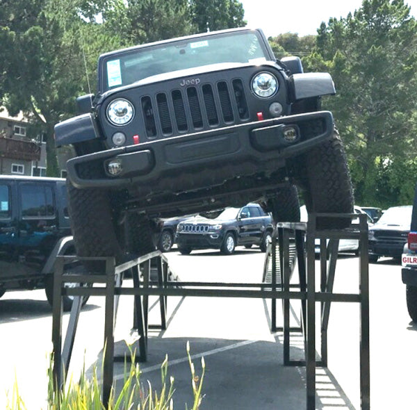 Load image into Gallery viewer, 48&quot; x 36&quot; Side Tilt Level Vehicle Display Ramp
